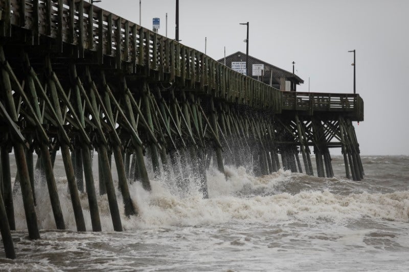 La jetee de la plage de garden city, en caroline du sud en pleine tempete tropicale