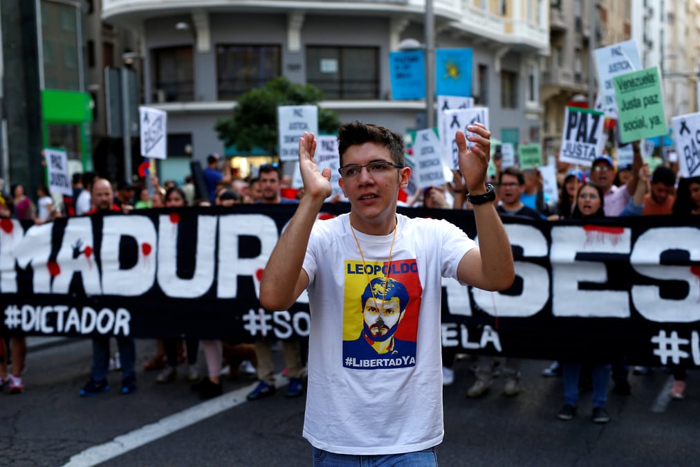 Venezuela: l'opposant lopez passe de prison a residence surveillee