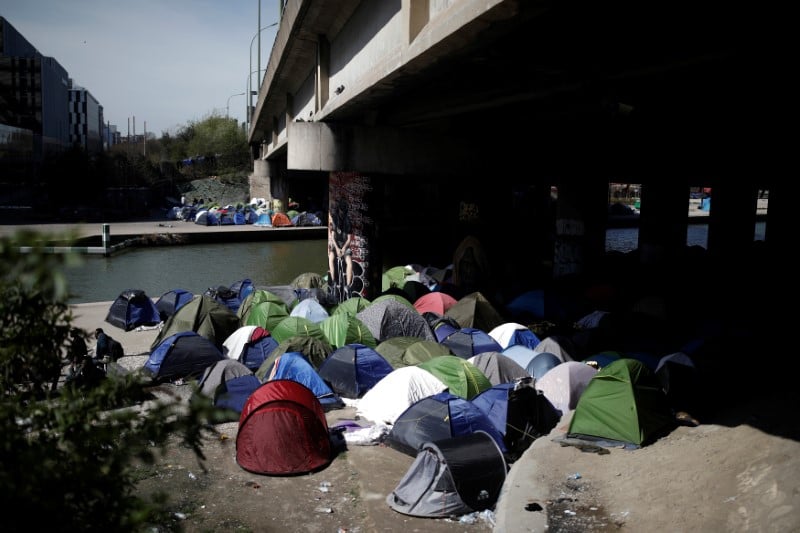 Deux noyades pres des campements de migrants a paris