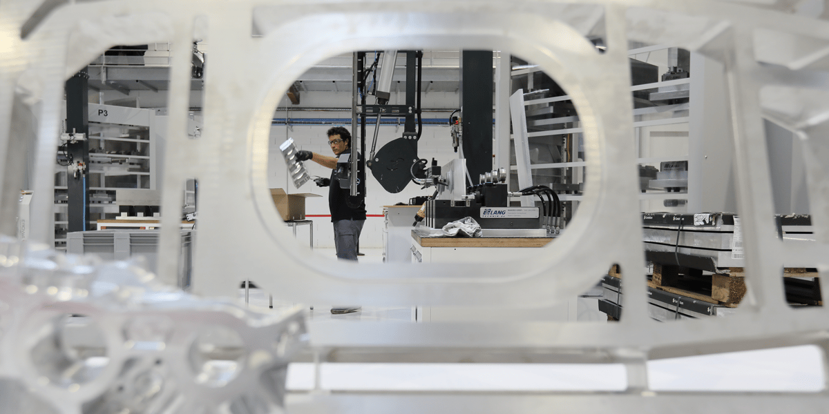 Pour suivre le rythme imposé par Airbus, les sous-traitants (ici, Latécoère) robotisent et délocalisent une partie de leur activité.