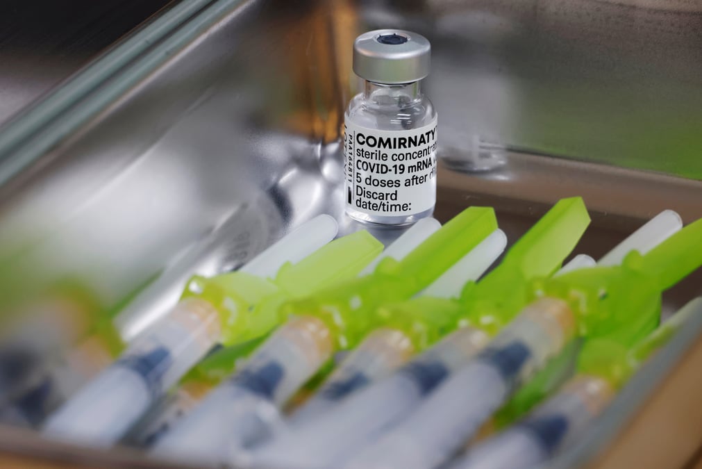 Usa: la fda vise une autorisation complete pour le vaccin de pfizer lundi, rapporte le new york times