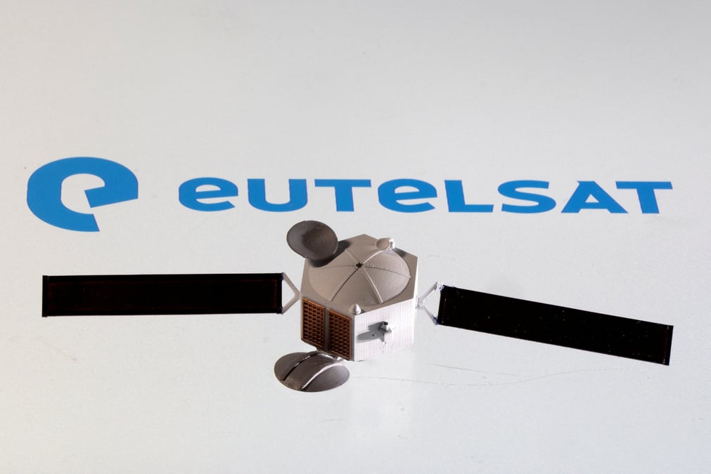 Photo d'illustration d'archives d'une maquette de satellite posee sur le logo d'eutelsat