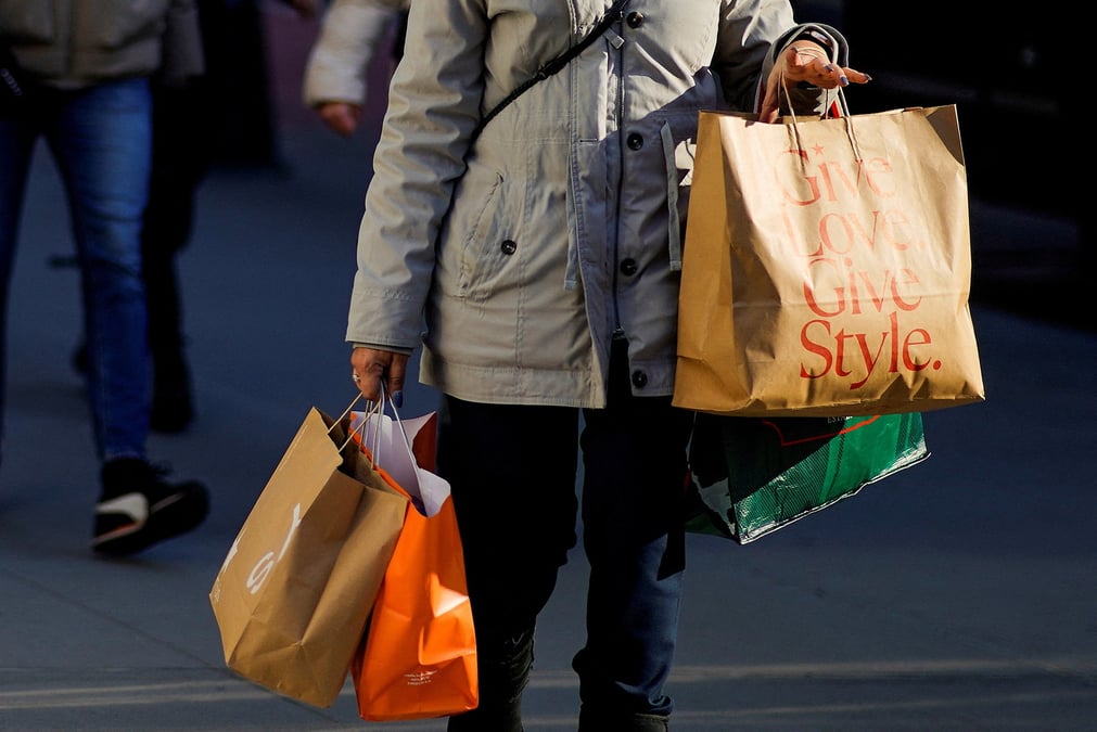 Une femme porte des sacs de courses a new york