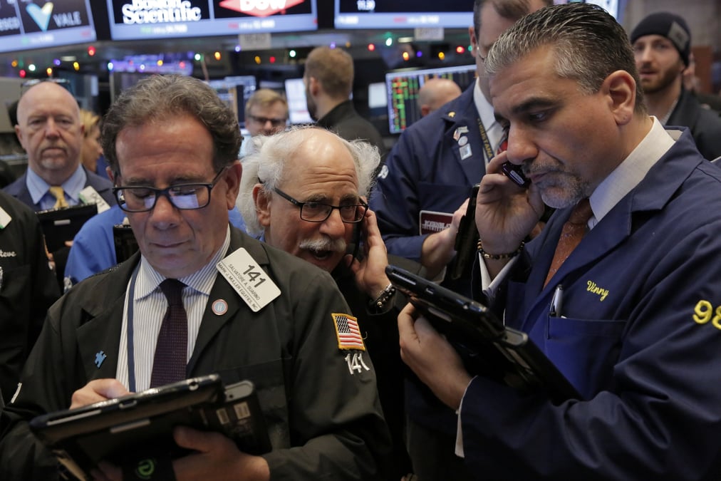 Des traders travaillent a la bourse de wall street
