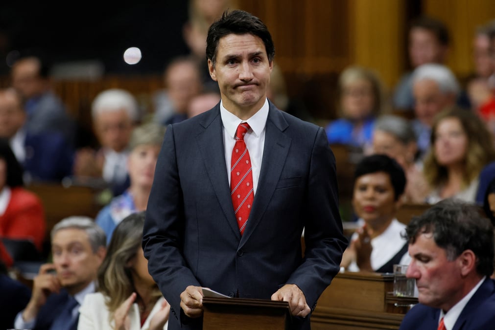 Le premier ministre canadien justin trudeau se leve pour faire une declaration a la chambre