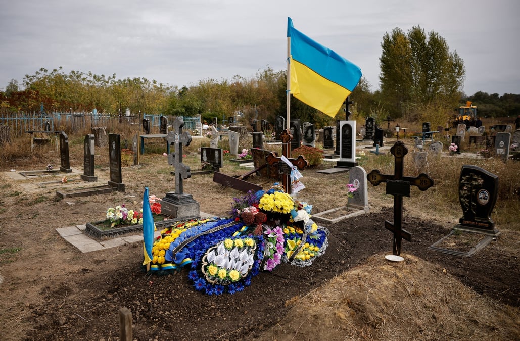 Une tombe decoree dans un cimetiere en dehors de hroza, en ukraine