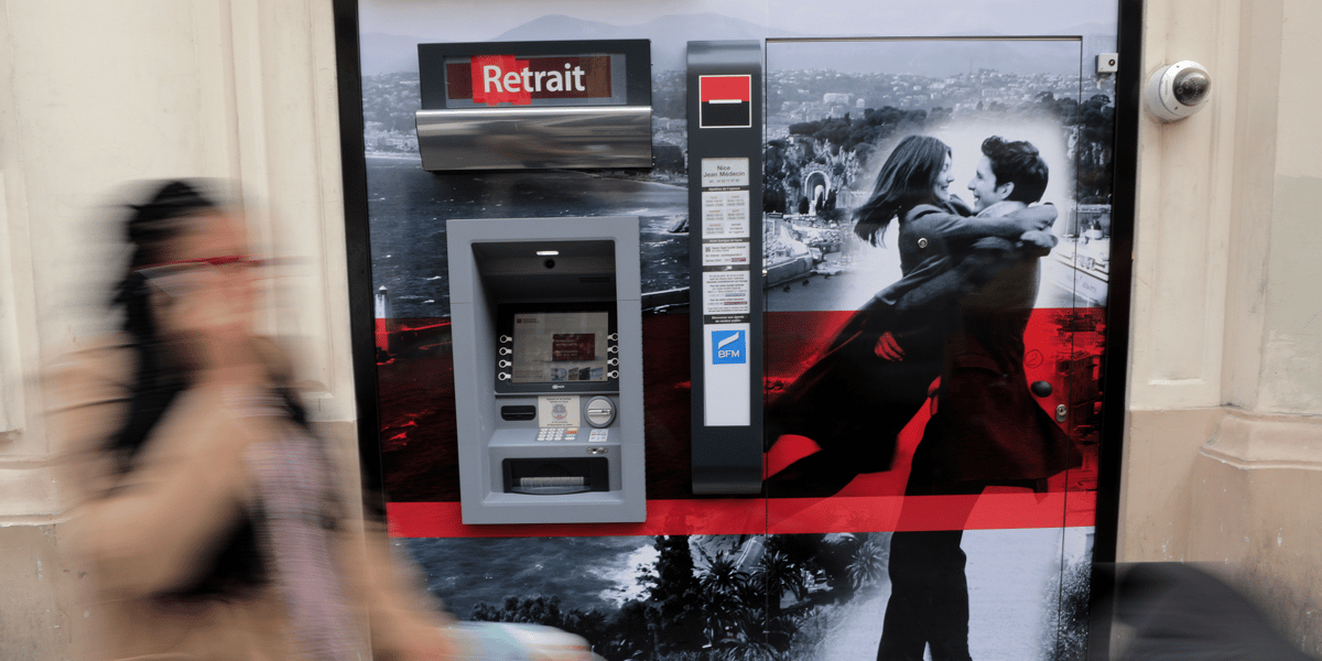Dans la pratique, après reconnaissance de la carte, chaque client de ces réseaux retrouvera l’interface propre de sa banque sur l'écran du DAB.