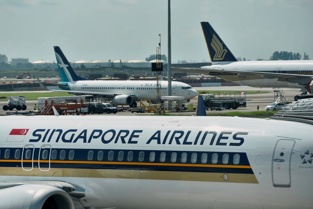 Des avions de singapore airlines sont stationnes a l'aeroport de changi