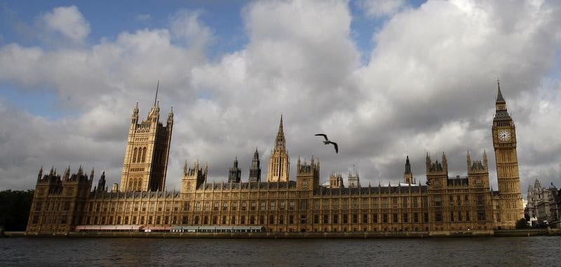 Les tories s'eloignent encore plus de la majorite absolue, selon un sondage