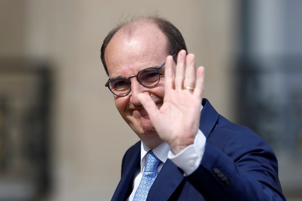 L'ancien premier ministre jean castex salue en arrivant a la derniere reunion hebdomadaire du cabinet a l'elysee, a paris