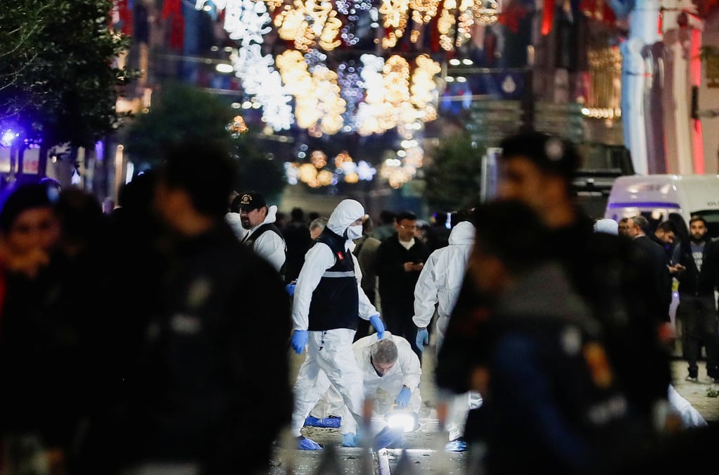 Des membres de la police sur les lieux de l'explosion dans la rue pietonne istiklal a istanbul