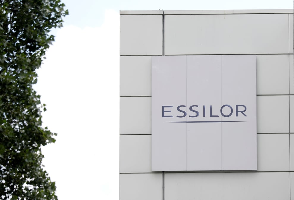 Photo du logo d'essilor sur un batiment a creteil