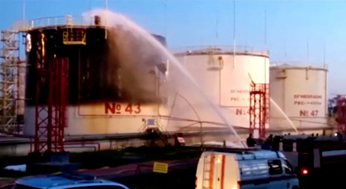 Incendie dans une raffinerie de petrole dans la region de krasnodar, en russie