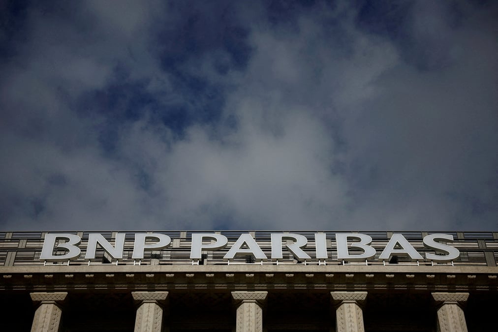 Vue d'un immeuble de la banque bnp paribas a paris