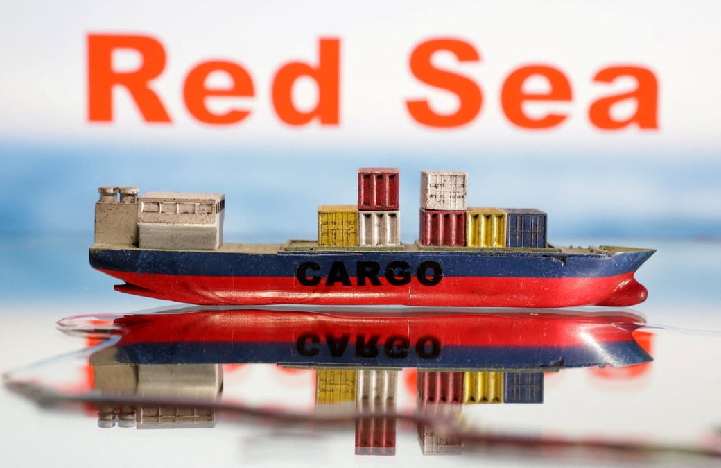 Une illustration d'un cargo sur la mer rouge