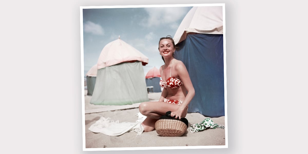 Scène de plage, à Deauville, en août 1951, photographiée par Robert Capa.