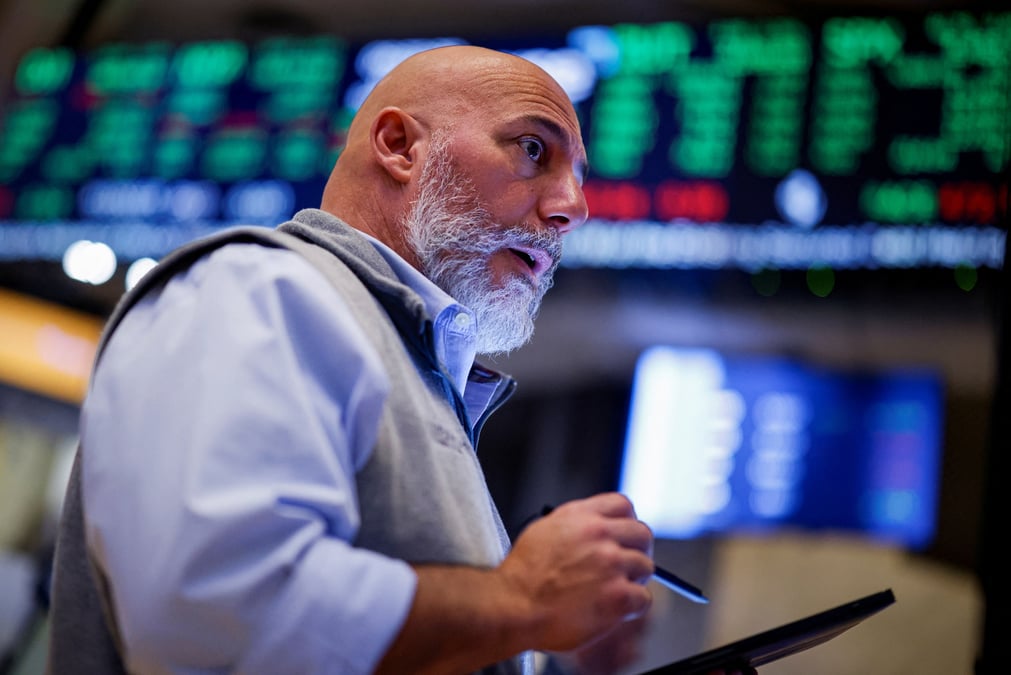 Un trader travaille a la bourse de new york