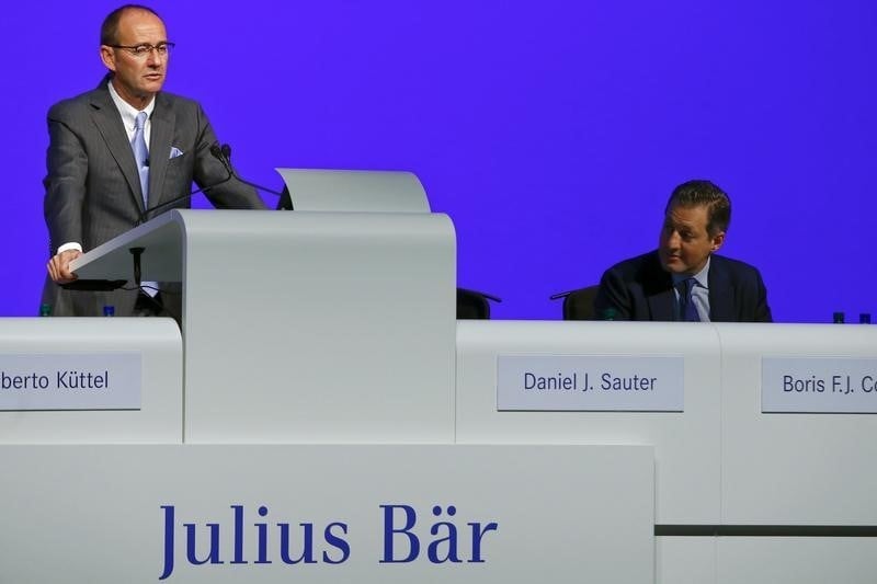 Le benefice net annuel de julius baer divise par trois