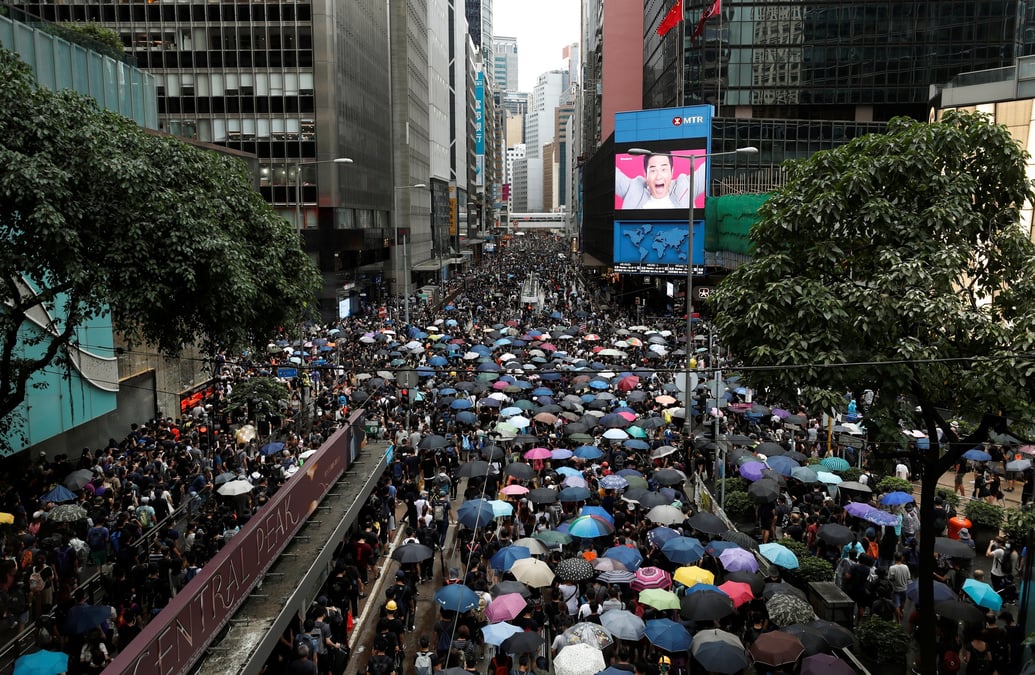 Malgré l'interdiction de manifester, des milliers de militants pro-démocratie sont descendus dans les rues de Hong Kong ce samedi 30 août
