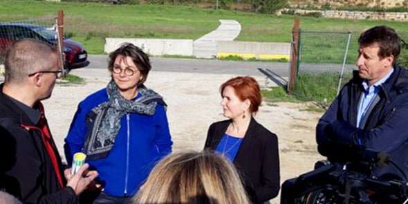Yannick Jadot, invité par les entreprises partie prenante du projet, a visité le site MIREIO, qui met en oeuvre une solution innovante de rénovation énergétique du bâtiment (à ses côtés : Agnès Langevine et Clothilde Ollier).