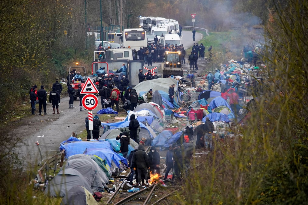 La police expulse un camp de migrants a grande-synthe