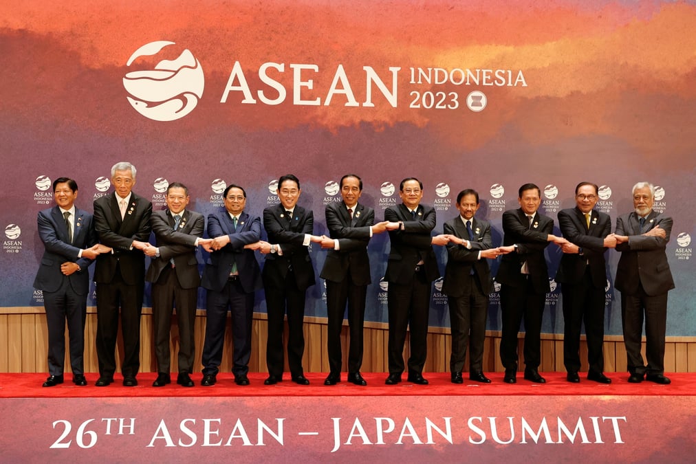 Les leaders et representants de onze pays asiatiques au sommet de l'asean a jakarta