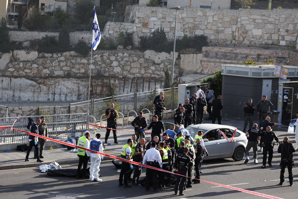 La police israelienne travaille sur les lieux d'une fusillade a jerusalem