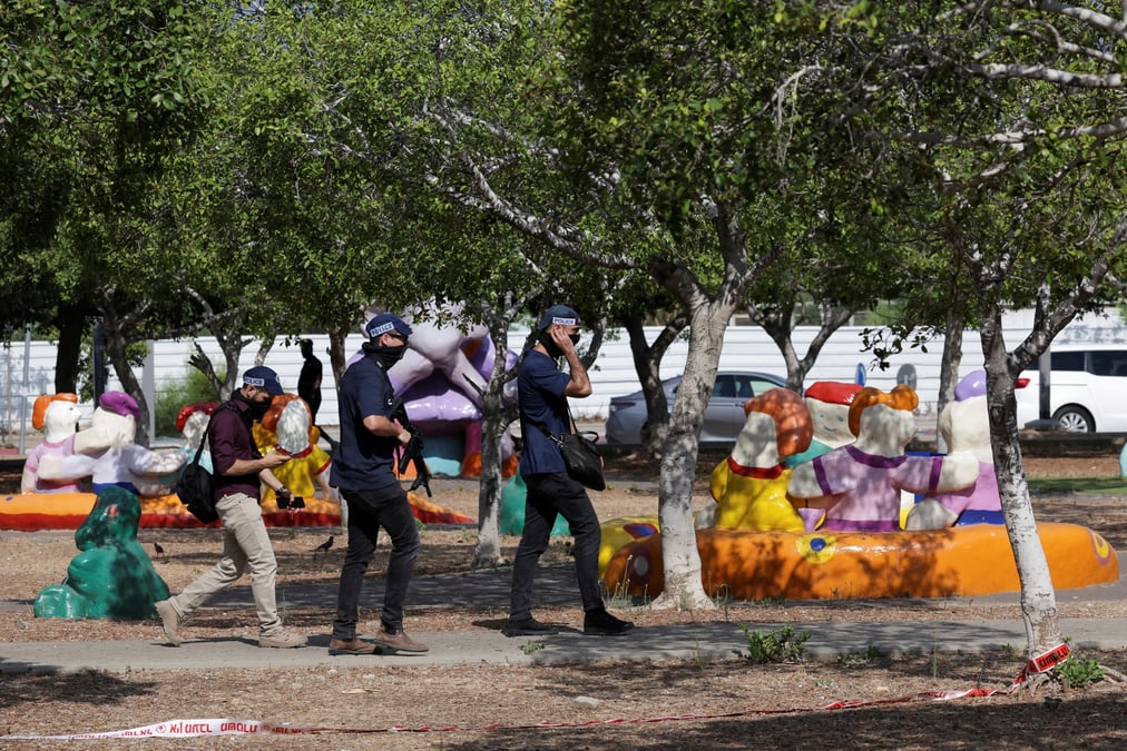 Des secouristes israeliens interviennent sur les lieux d'une attaque au couteau presumee a holon