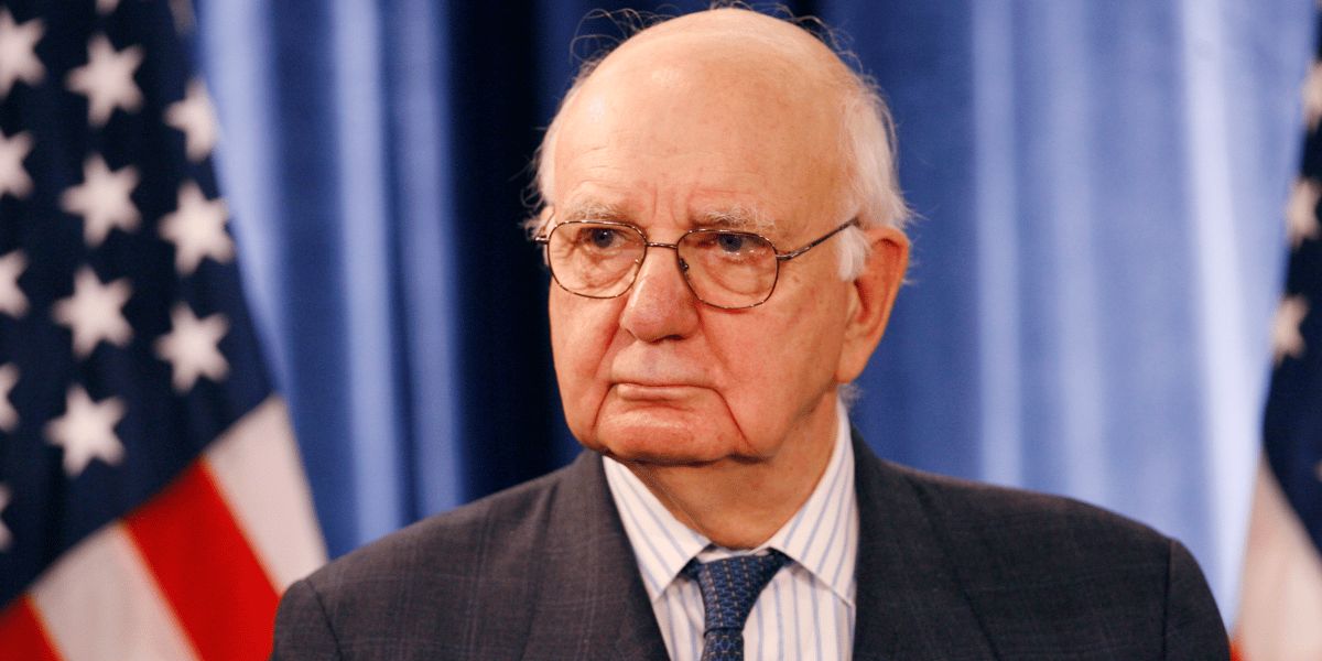 Paul Volcker quitte la Fed en 1987 mais revient sur le devant de la scène politico-économique en 2008 en tant que conseiller de Barack Obama en pleine crise financière (photo de l'ex-président de la Fed, en conférence de presse à Chicago le 26 novembre 2008, jour de sa nomination par Barack Obama).