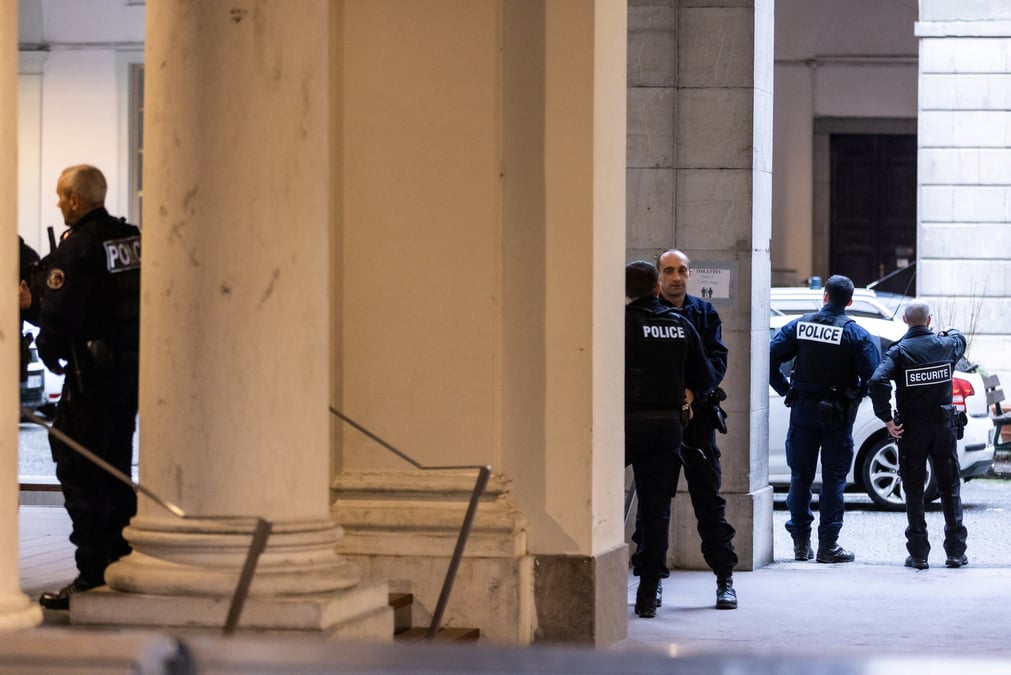 Des policiers devant la salle de la cour d'appel apres l'arrivee du milliardaire ukrainien konstantin jevago, a chambery