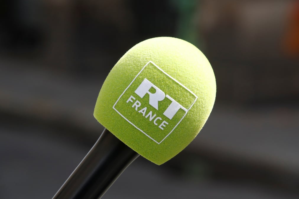 Photo d'archives d'un microphone avec le logo rt france, a paris