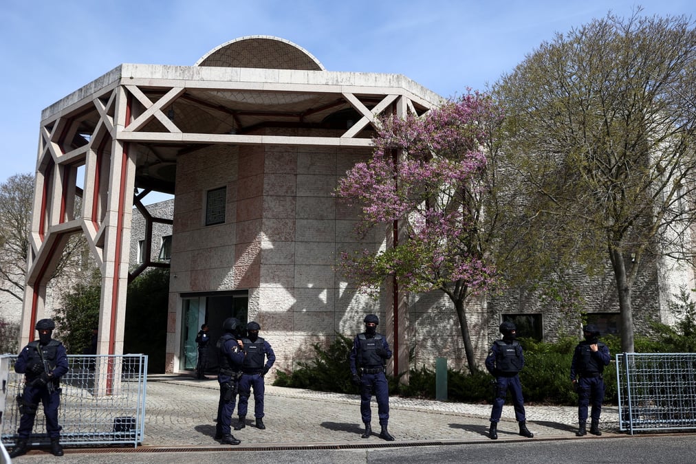 Des policiers montent la garde devant un centre ismaelien a lisbonne