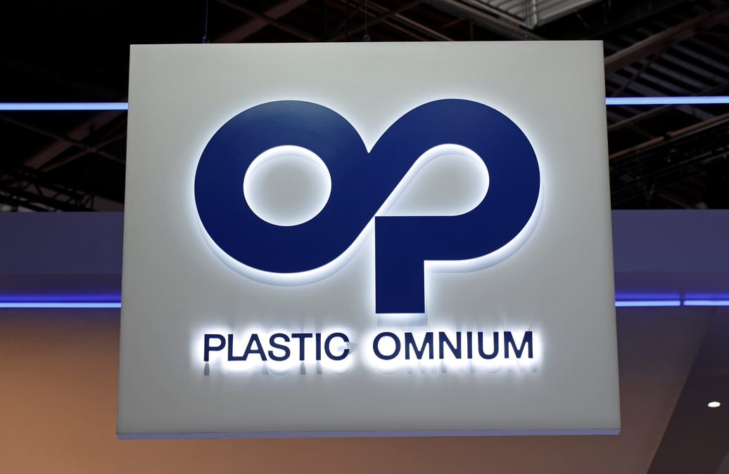 Photo du logo de plastic omnium au salon de l'automobile de paris