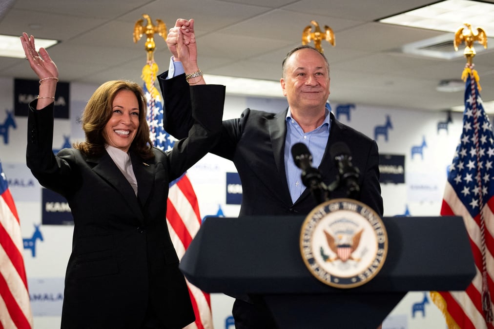 La vice-presidente americaine kamala harris et son mari au siege de sa campagne presidentielle a wilmington, delaware
