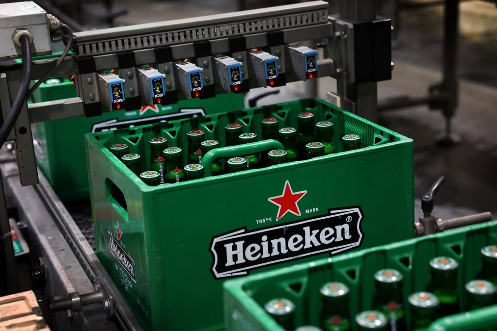 Des caisses de biere sur le tapis roulant de la brasserie heineken a zoeterwoude