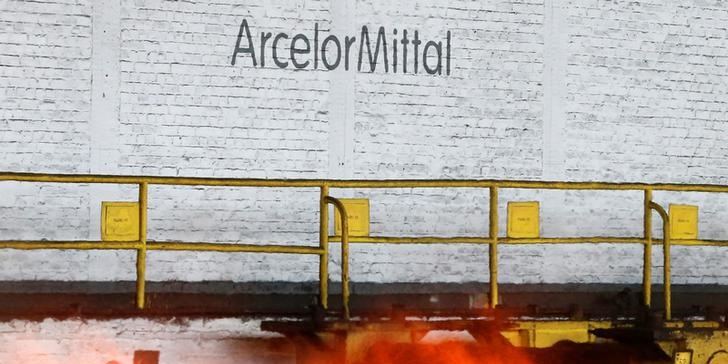 ArcelorMittal adapte son organisation dans l'Hexagone face au contexte économique difficile et la concurrence asiatique.