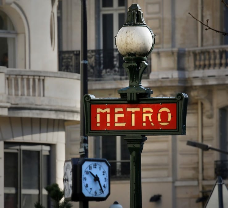 En heure de pointe, une rame de métro pouvait transporter jusqu'à 1.000 voyageurs par minute.