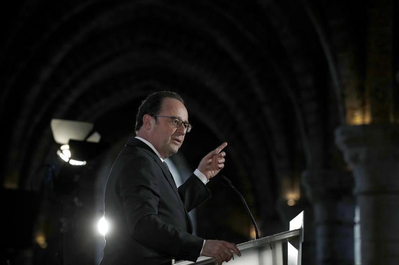 Hollande juge severement melenchon