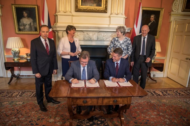 Theresa may conclut un accord de gouvernement avec le dup