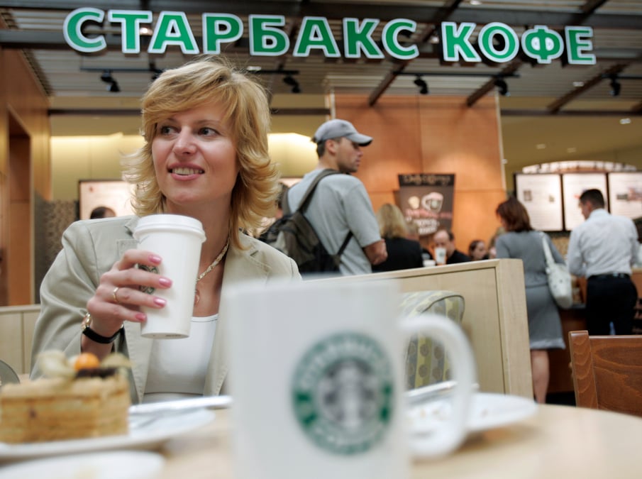 Starbucks, pepsi et coca-cola suspendent leurs activites en russie