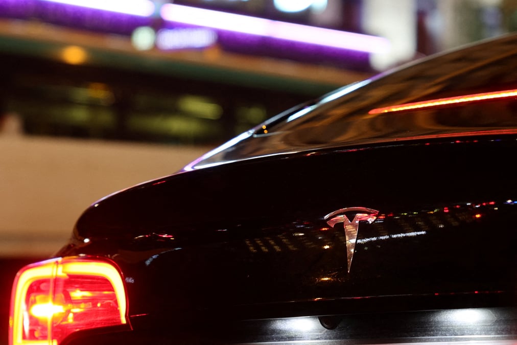 France: le chauffeur de la tesla impliquee dans un accident mortel porte plainte contre le constructeur