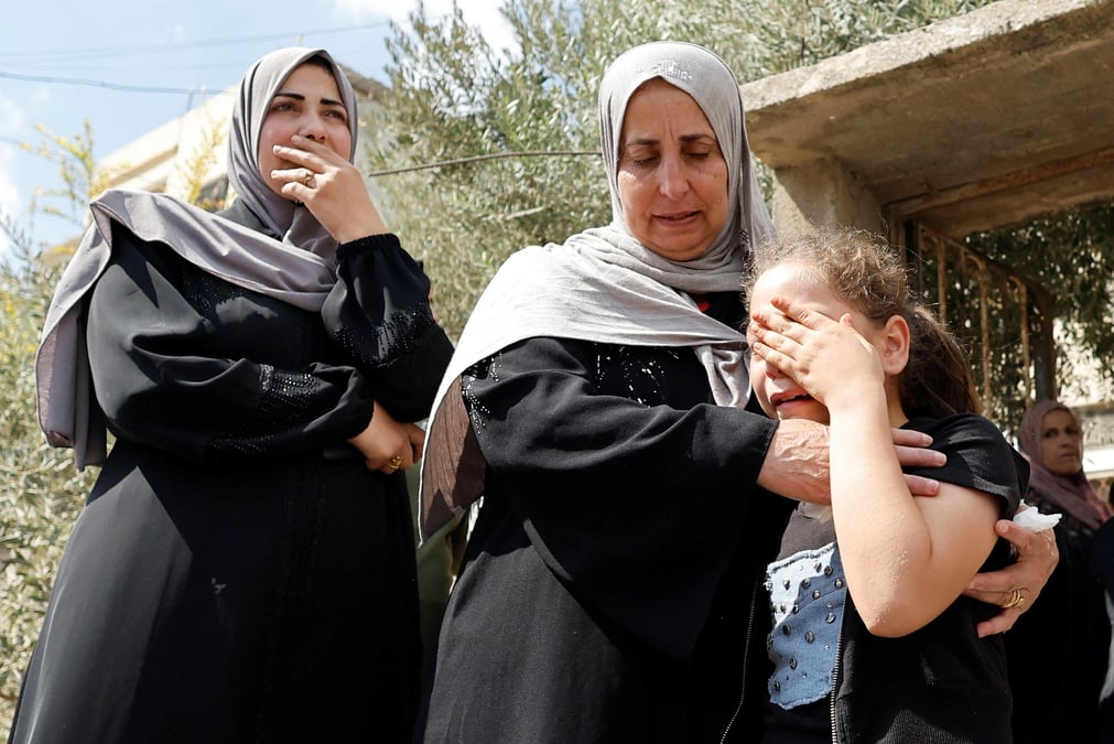 Des personnes assistent aux funerailles de mahmoud al-sous, tue par les forces israeliennes lors d'un raid dans la ville de djenine