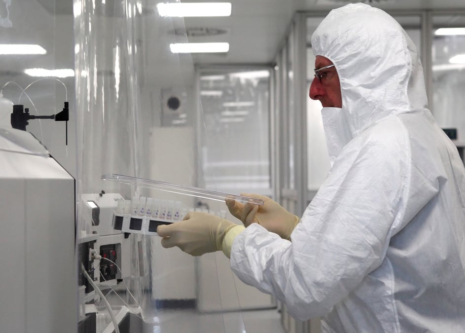 Un scientifique travaille au laboratoire d'echantillons environnementaux de l'agence internationale de l'energie atomique (aiea) a seibersdorf