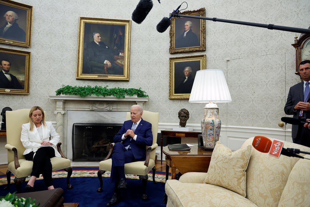 Photo de joe biden et giorgia meloni