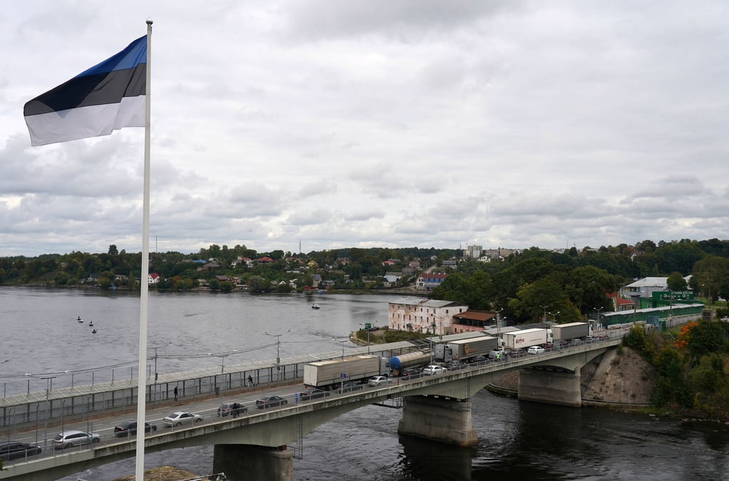 Les garde-côtes estoniens ont déclaré jeudi que leurs homologues russes avaient retiré pendant la nuit des bouées placées sur la rivière Narva.