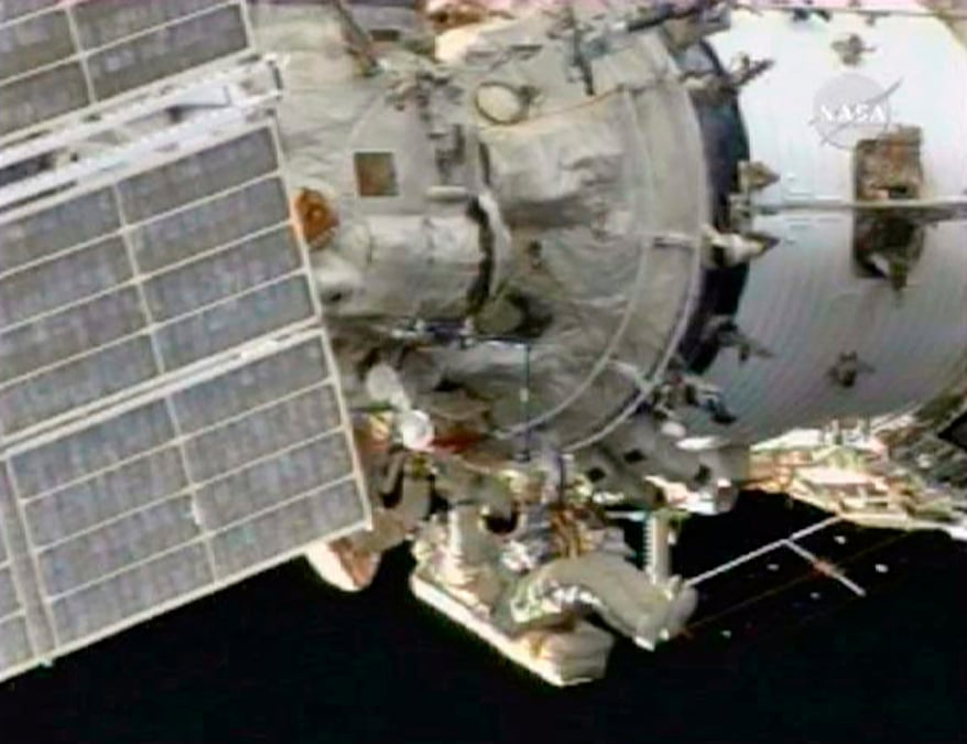Un ingenieur de vol de l'iss a l'exterieur du module russe