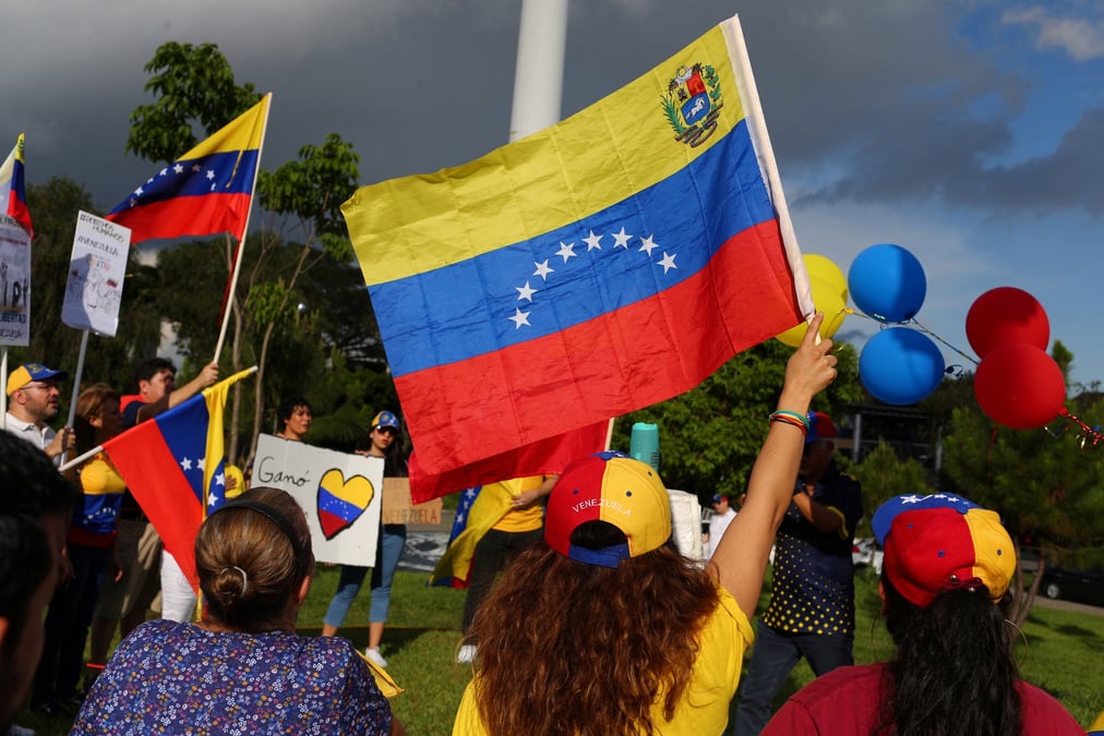 Des venezueliens vivant au salvador manifestent contre les resultats des elections a san salvador