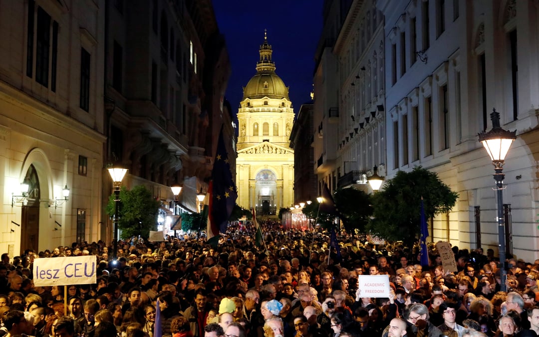 Rassemblement a budapest en faveur de l'universite fondee par soros