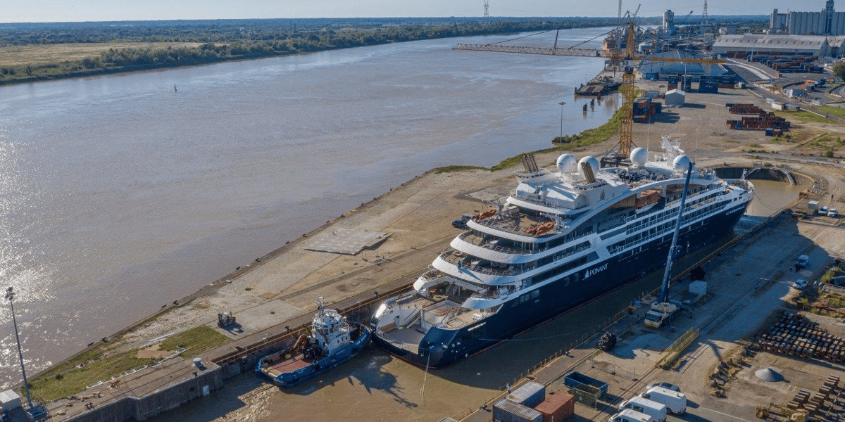 Le Bougainville dans la forme de radoub numéro 3 du Grand port maritime de Bordeaux, au terminal de Bassens.