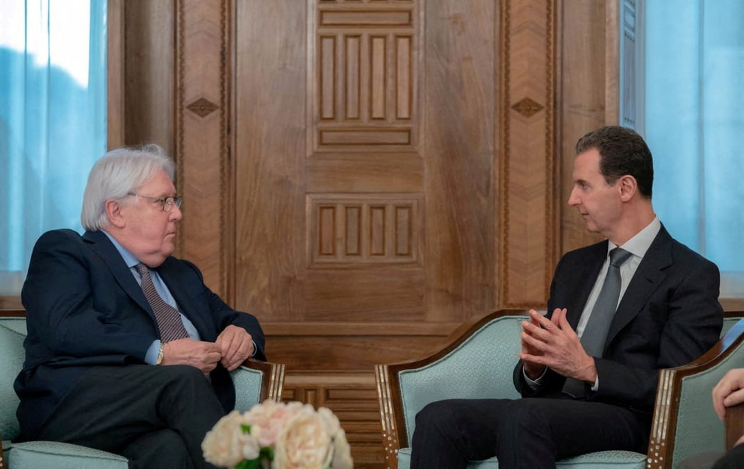 Photo du president syrien bachar al assad lors d'une rencontre avec le directeur de l'aide humanitaire de l'onu, martin griffiths